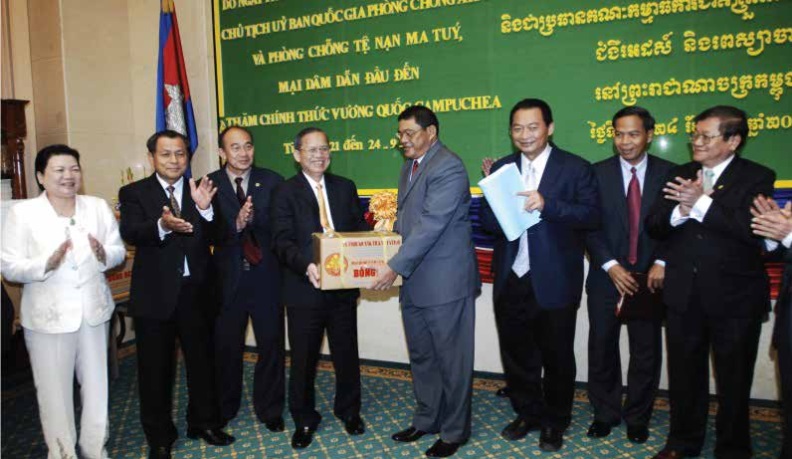 CHÍNH PHỦ VÀ BỘ Y TẾ VIỆT NAM TẶNG THUỐC BÔNG SEN CHO CHÍNH PHỦ CAMPUCHIA